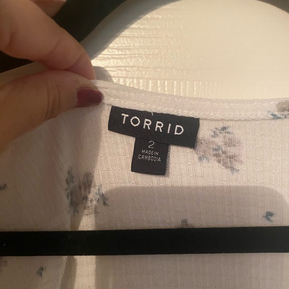 Torrid Lilith Ditsy floral top size 2 (2x 18-20) in cream color - Picture 2 of 8